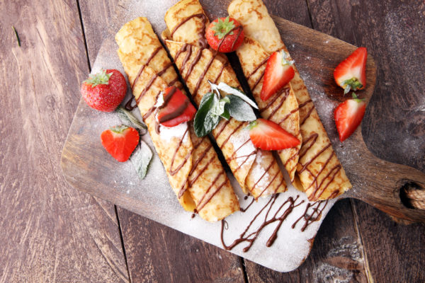 山口玲子 Crepes with jam, berries and sugar powder. Homemade pancakes, delicious breakfast