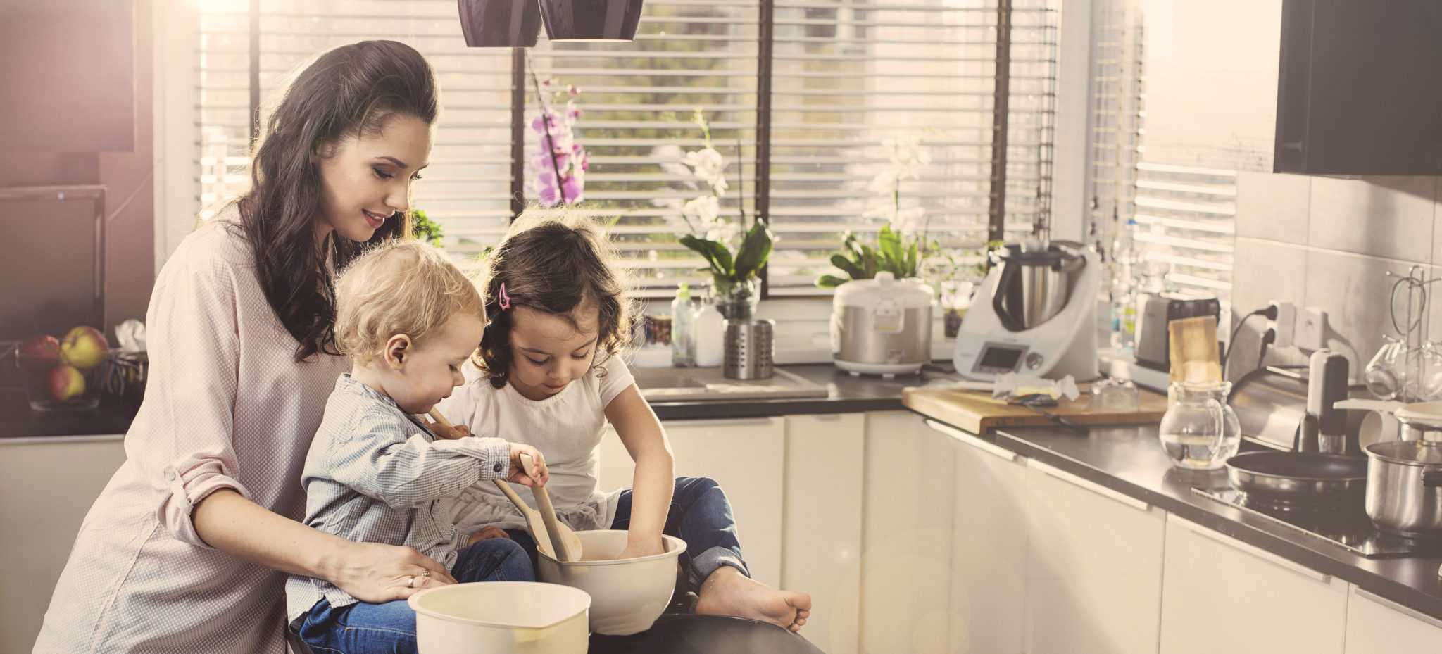亚洲老妇色熟女老太 mother making cake with her children