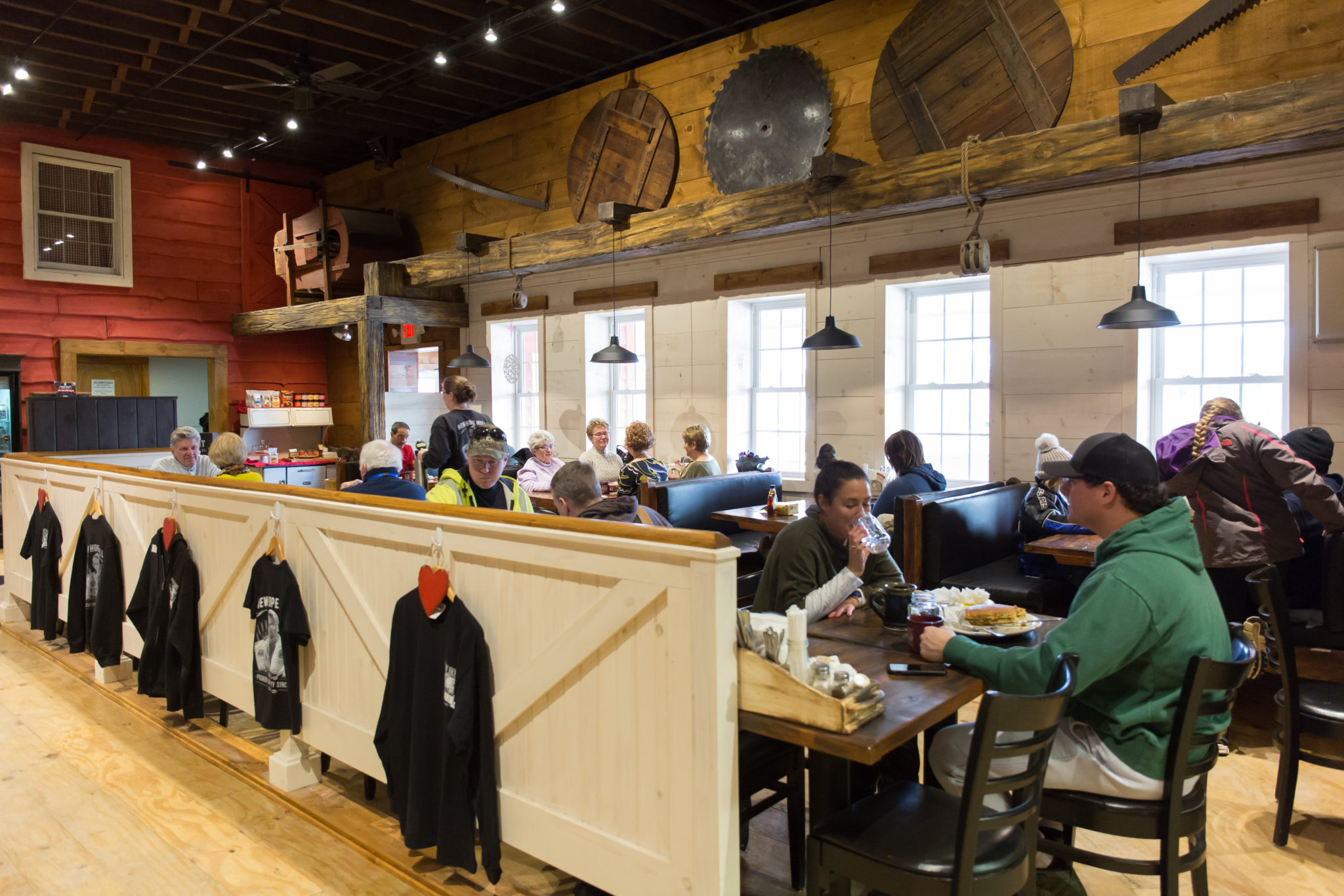 Photo 野战小树林大屁股少妇 Cafe' and Store interior, with people sitting down eating