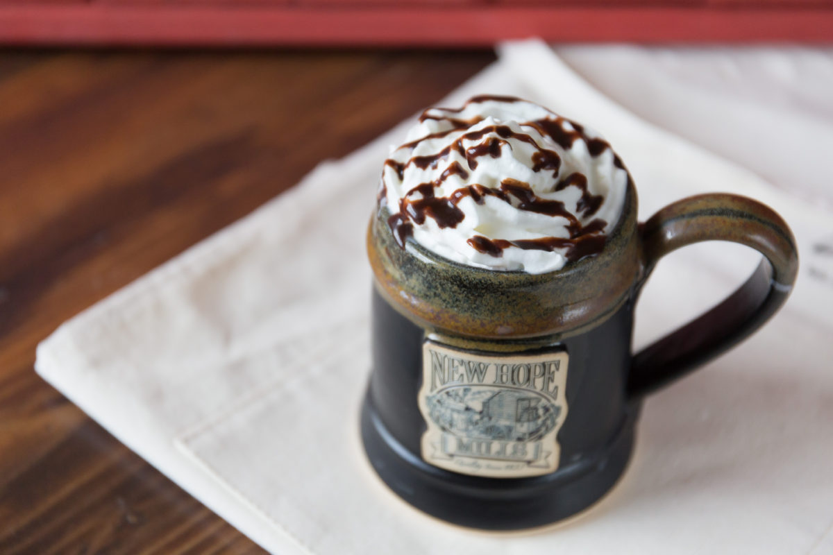 野战小树林大屁股少妇 hot cocoa in a black pottery mug