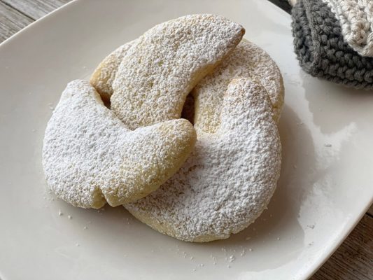 Almond crescent cookies